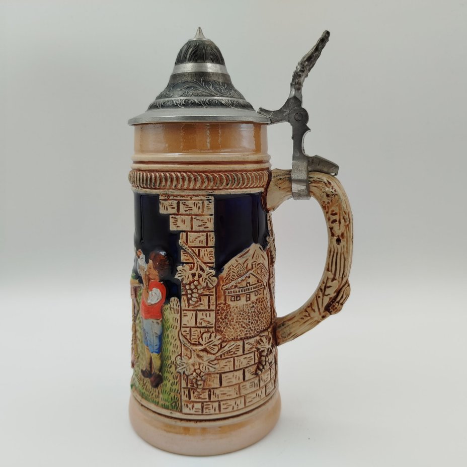 Кружка пивная с крышкой, украшенная пасторальной сценой, керамика, крытье, дорисовка, Original King, Австрия, 1970-1990 гг.