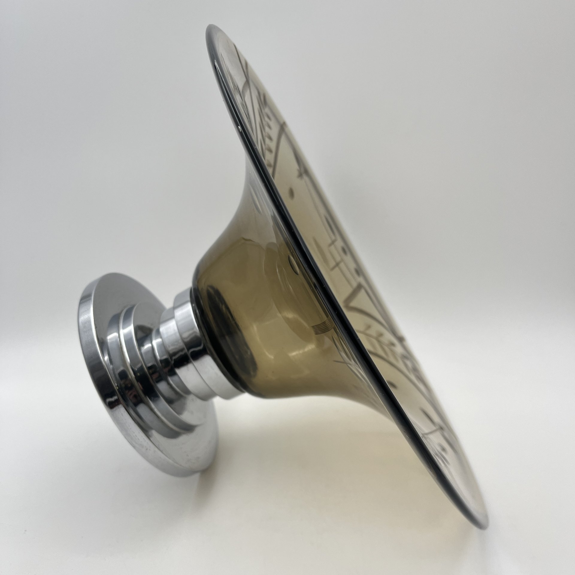 Блюдо на металлическом основании