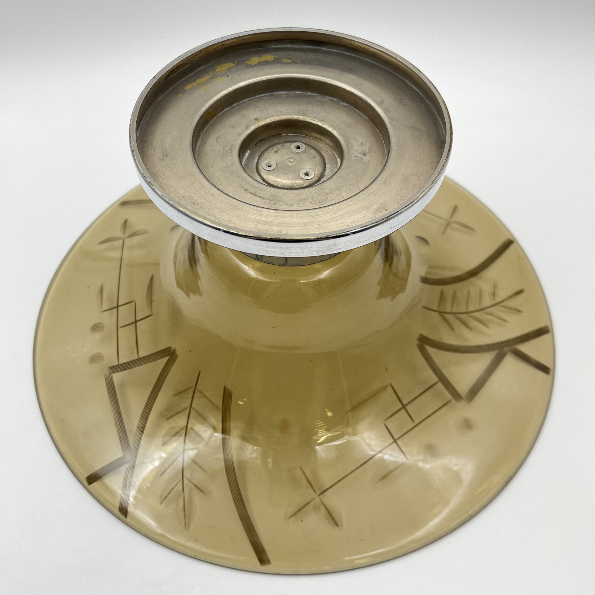 Блюдо на металлическом основании