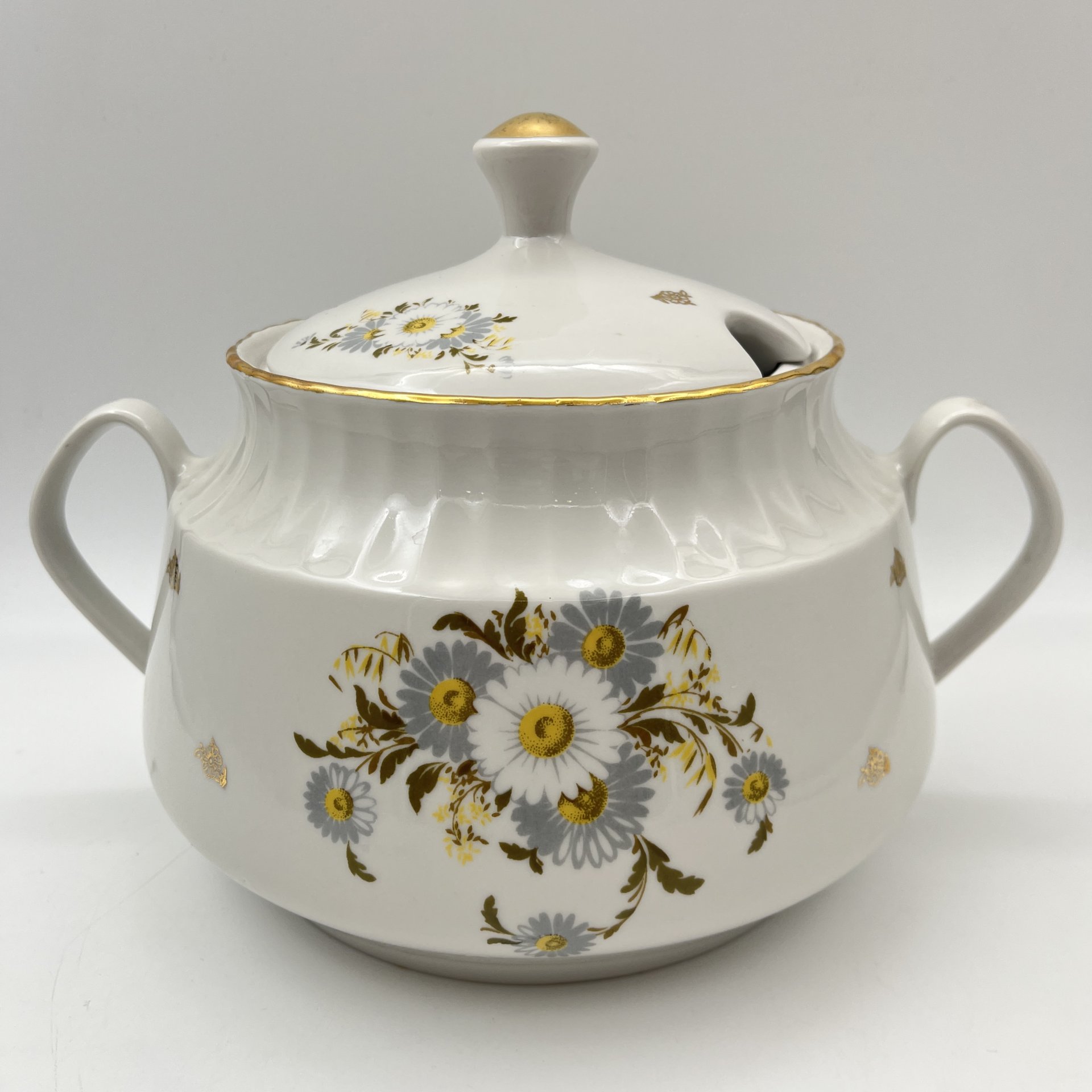 Супница, украшенная изображением ромашек