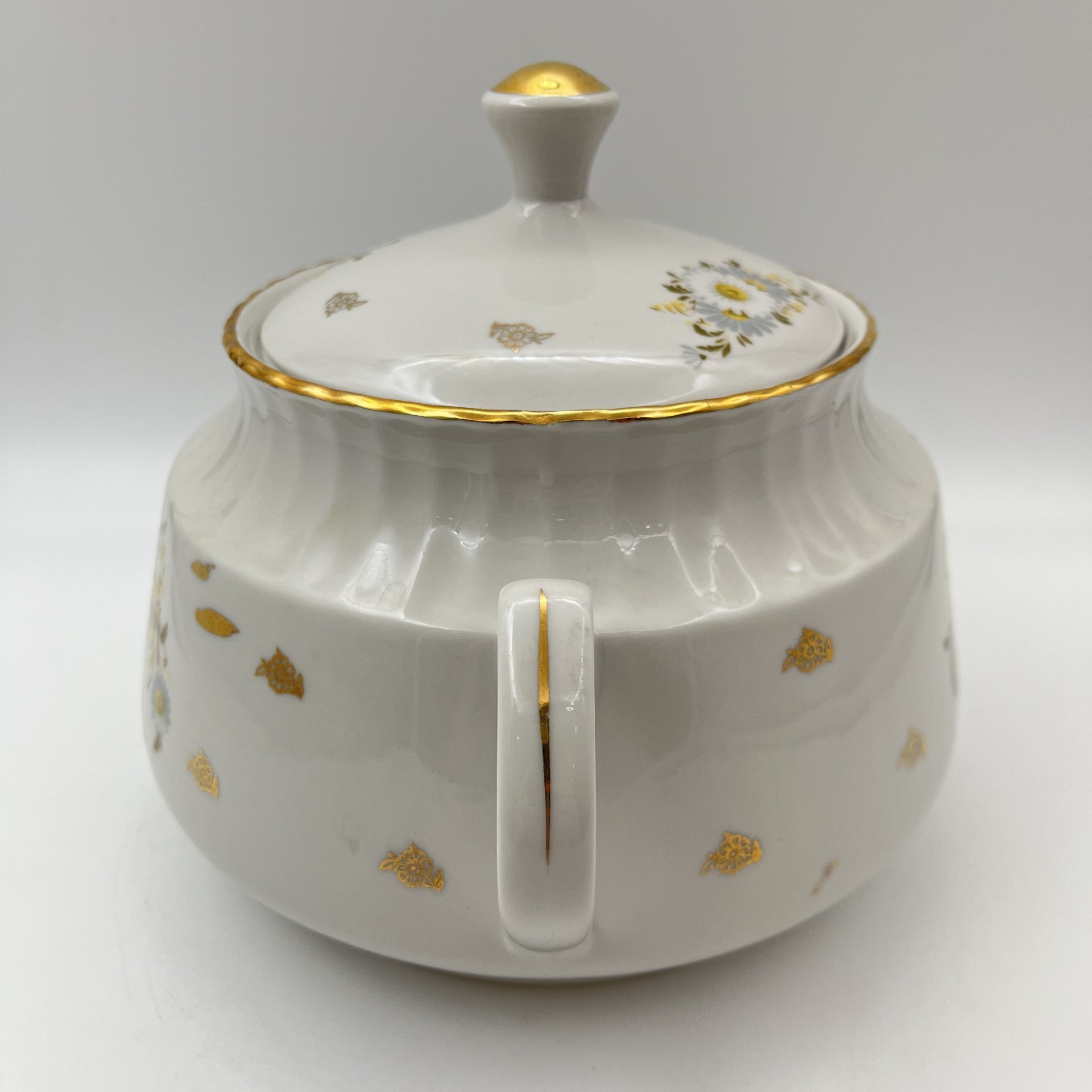 Супница, украшенная изображением ромашек