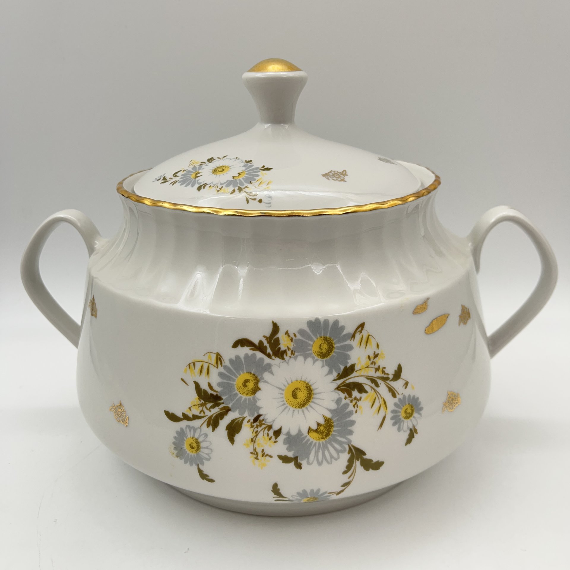 Супница, украшенная изображением ромашек