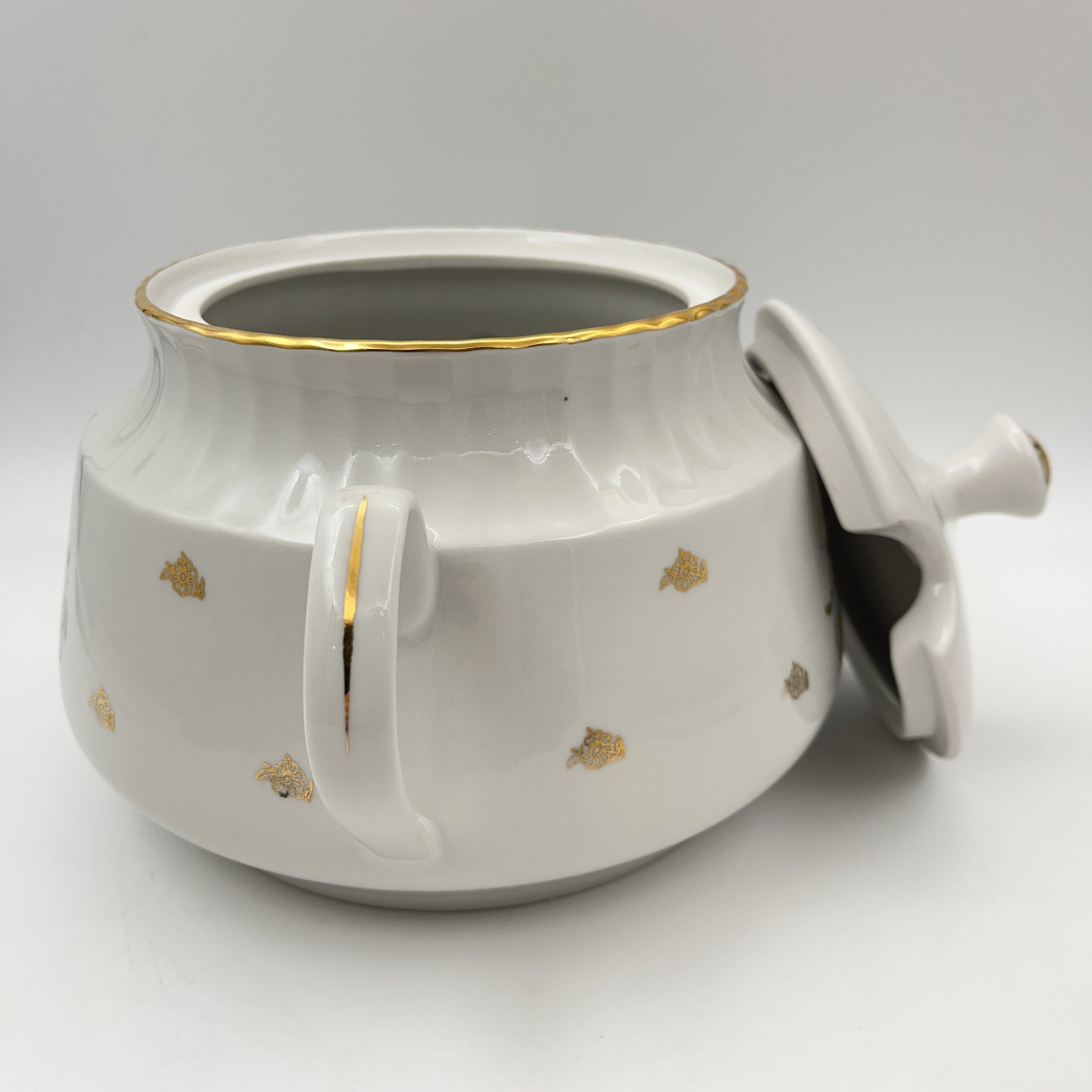 Супница, украшенная изображением ромашек