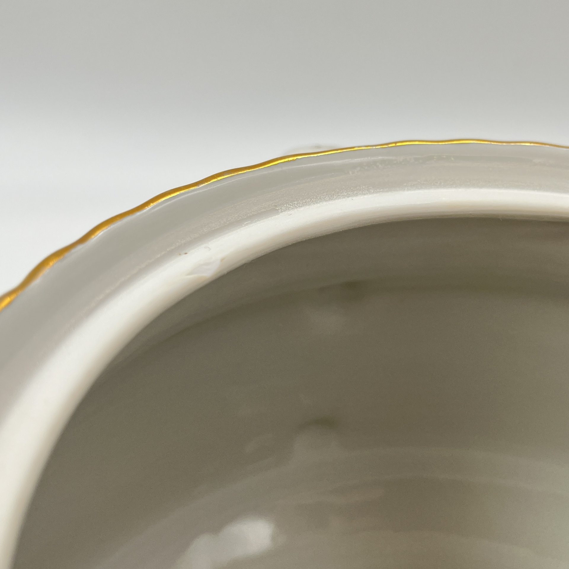 Супница, украшенная изображением ромашек