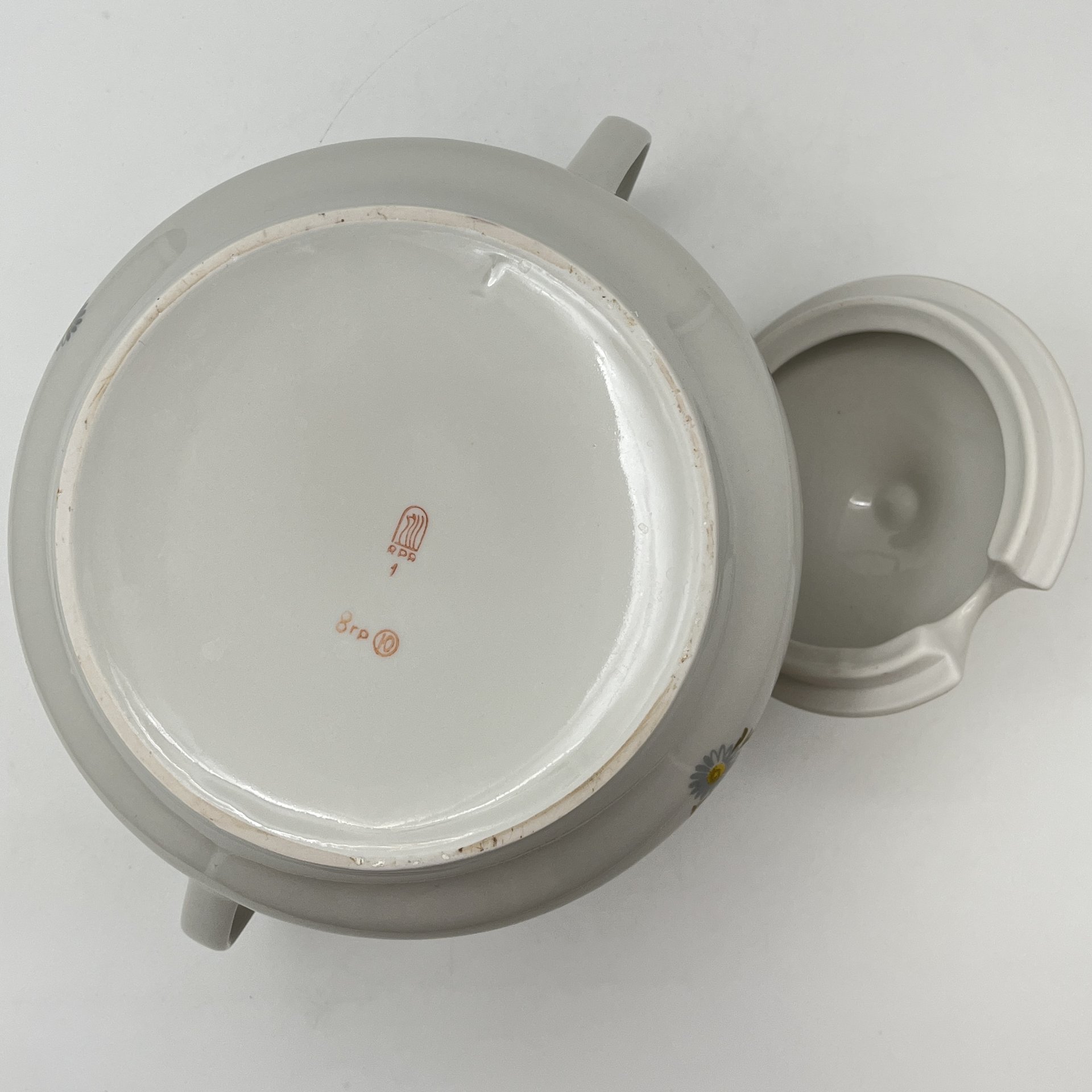 Супница, украшенная изображением ромашек