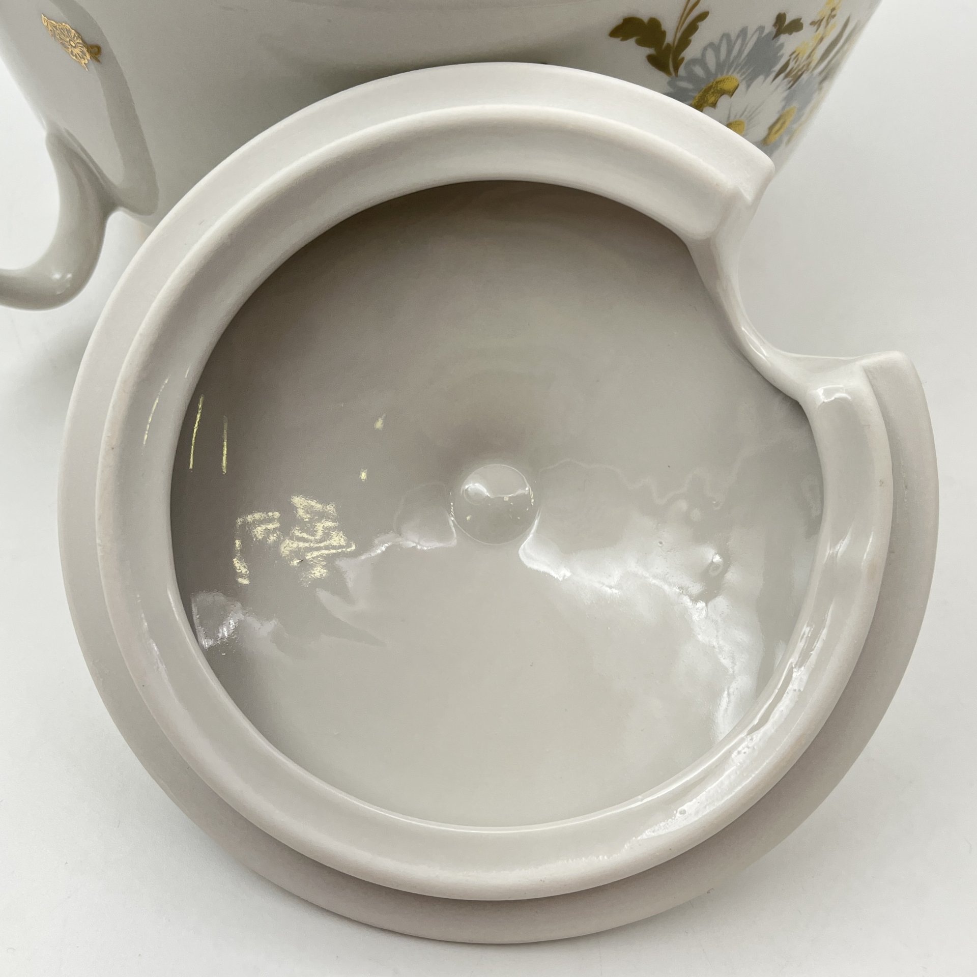 Супница, украшенная изображением ромашек