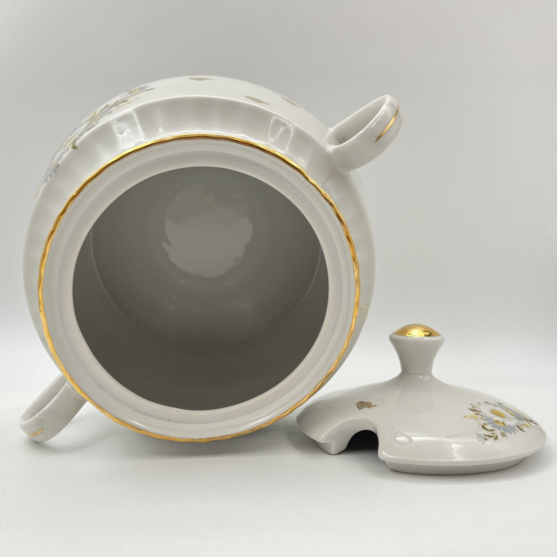 Супница, украшенная изображением ромашек, Рижский фарфорово-фаянсовый завод