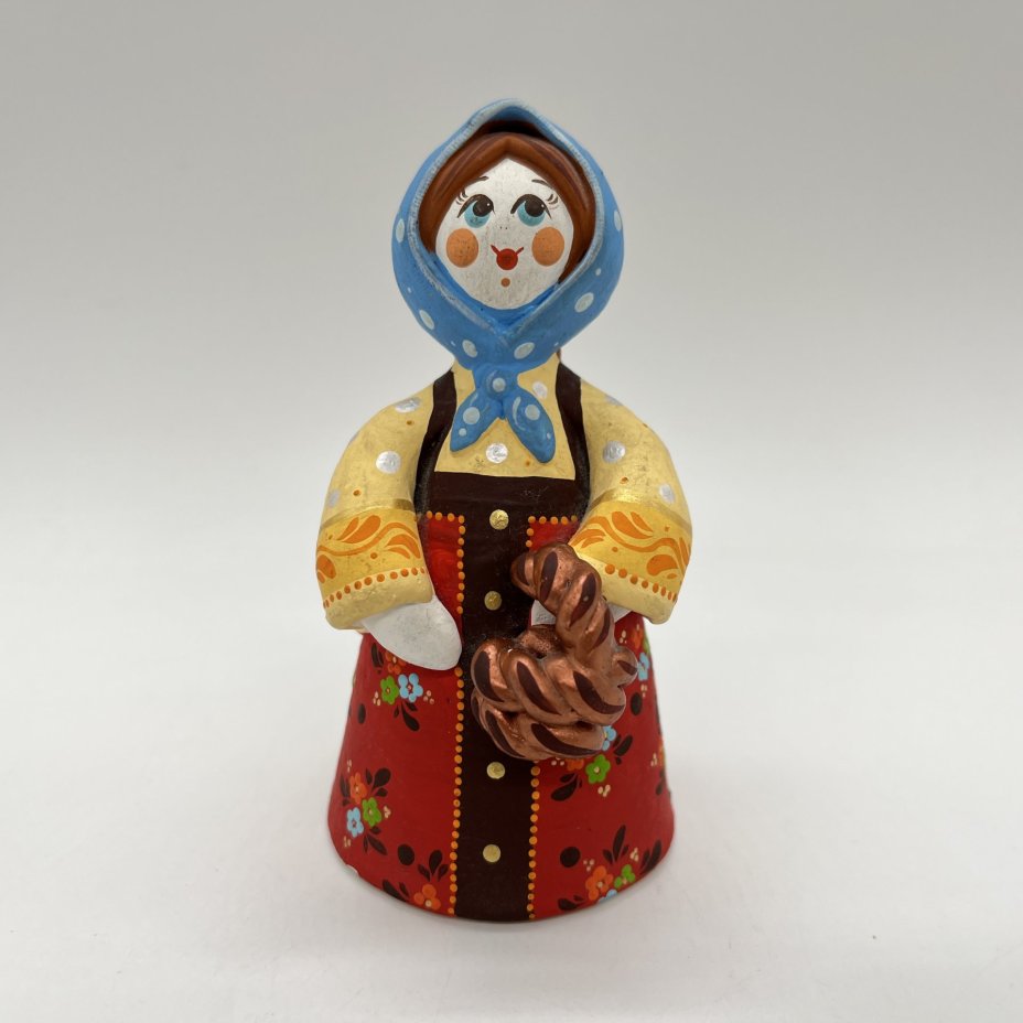 Игрушка (статуэтка) "Девушка с корзинкой", глина, роспись