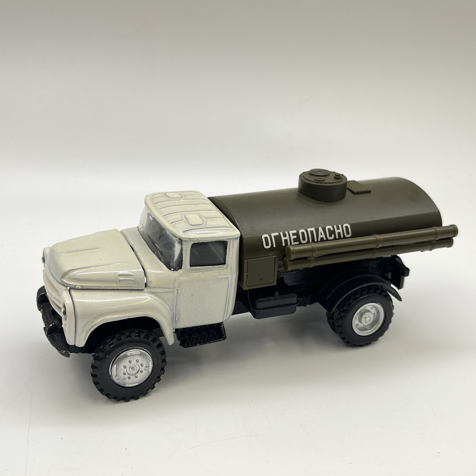 Модель бензовоза "ЗИЛ-130"