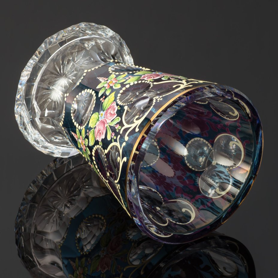 Ваза с декором в виде линз и цветочных гирлянд