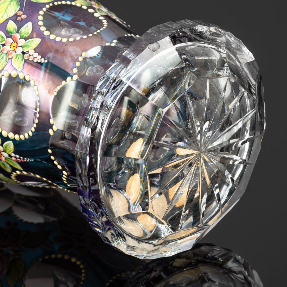 Ваза с декором в виде линз и цветочных гирлянд