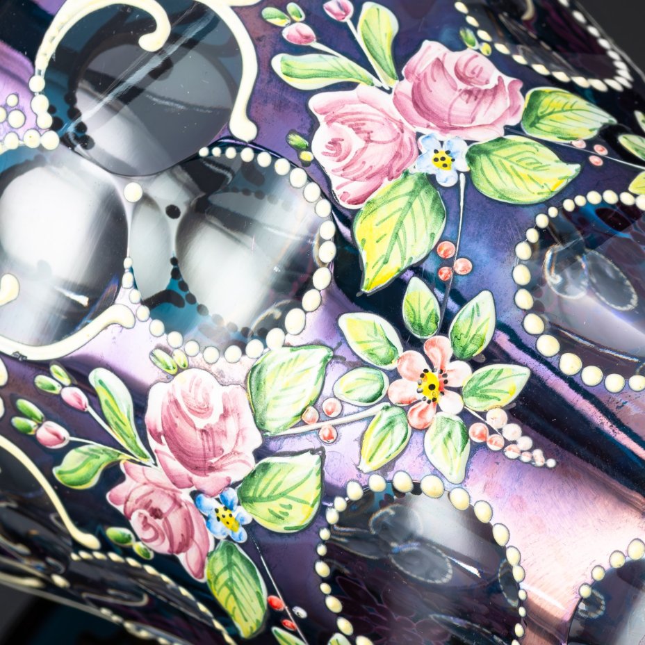 Ваза с декором в виде линз и цветочных гирлянд