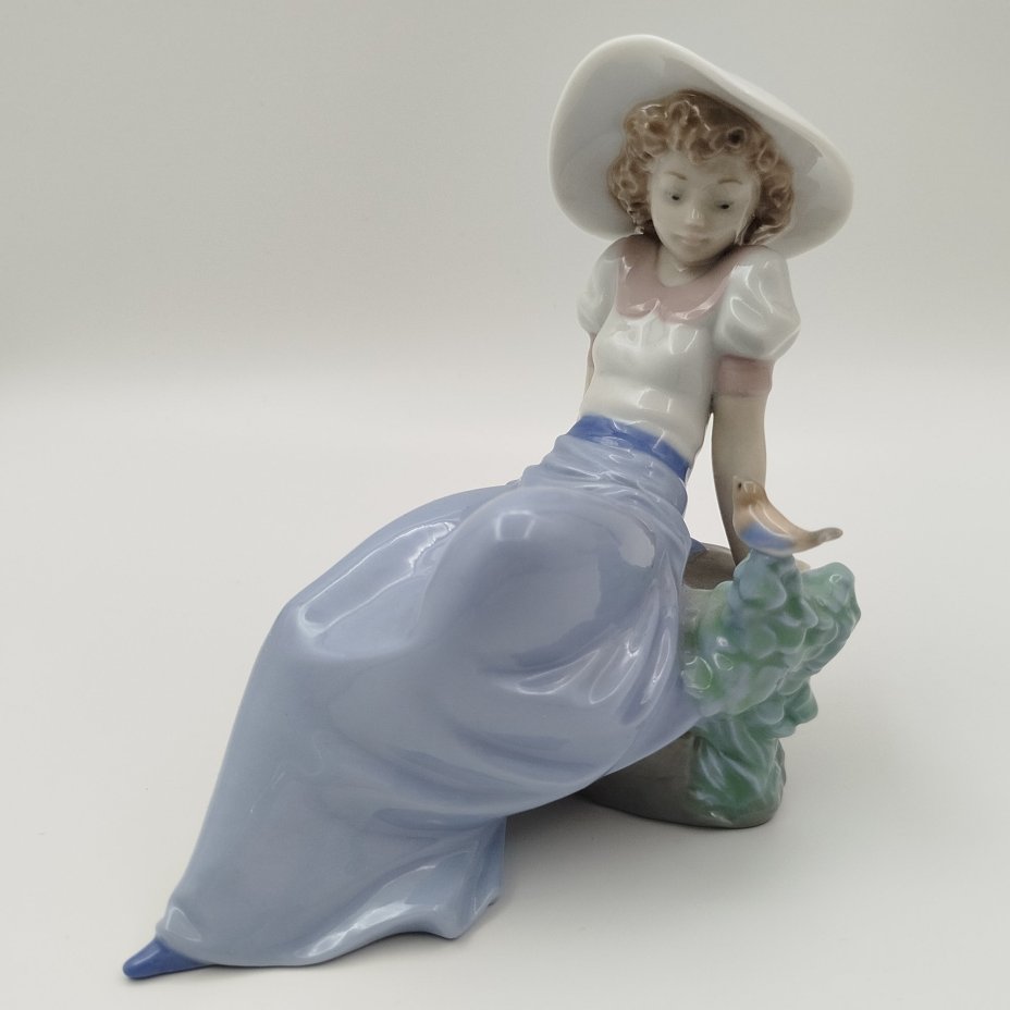 Статуэтка "Девушка и птица", фарфор, роспись, NAO Porcelain, Испания, 1970-2000 гг.