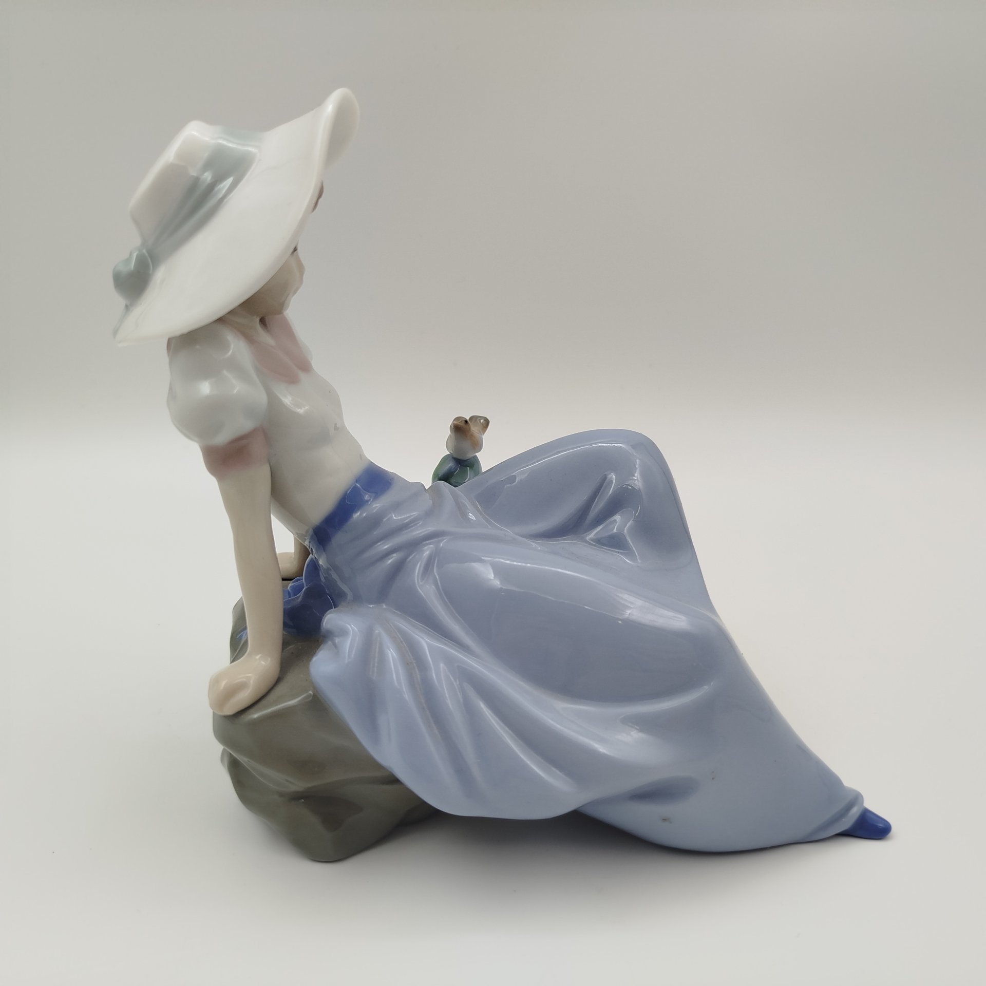 Статуэтка "Девушка и птица", фарфор, роспись, NAO Porcelain, Испания, 1970-2000 гг.