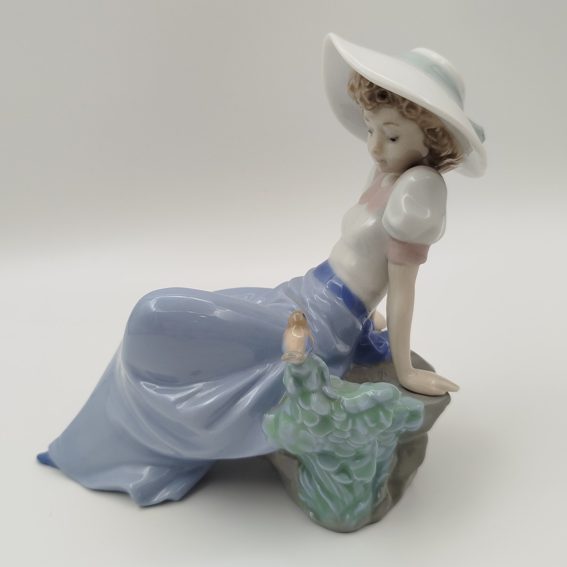 Статуэтка "Девушка и птица", фарфор, роспись, NAO Porcelain, Испания, 1970-2000 гг.