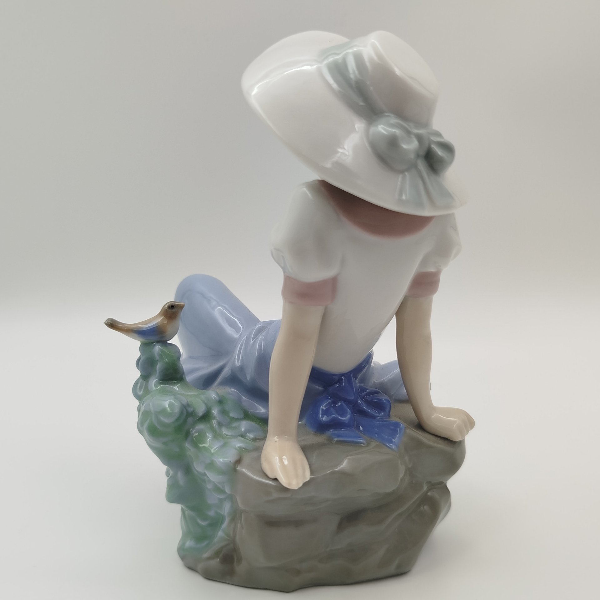 Статуэтка "Девушка и птица", фарфор, роспись, NAO Porcelain, Испания, 1970-2000 гг.