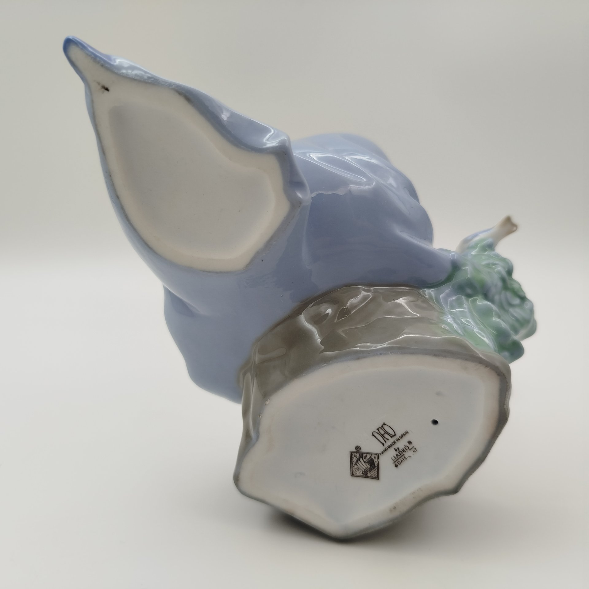 Статуэтка "Девушка и птица", фарфор, роспись, NAO Porcelain, Испания, 1970-2000 гг.