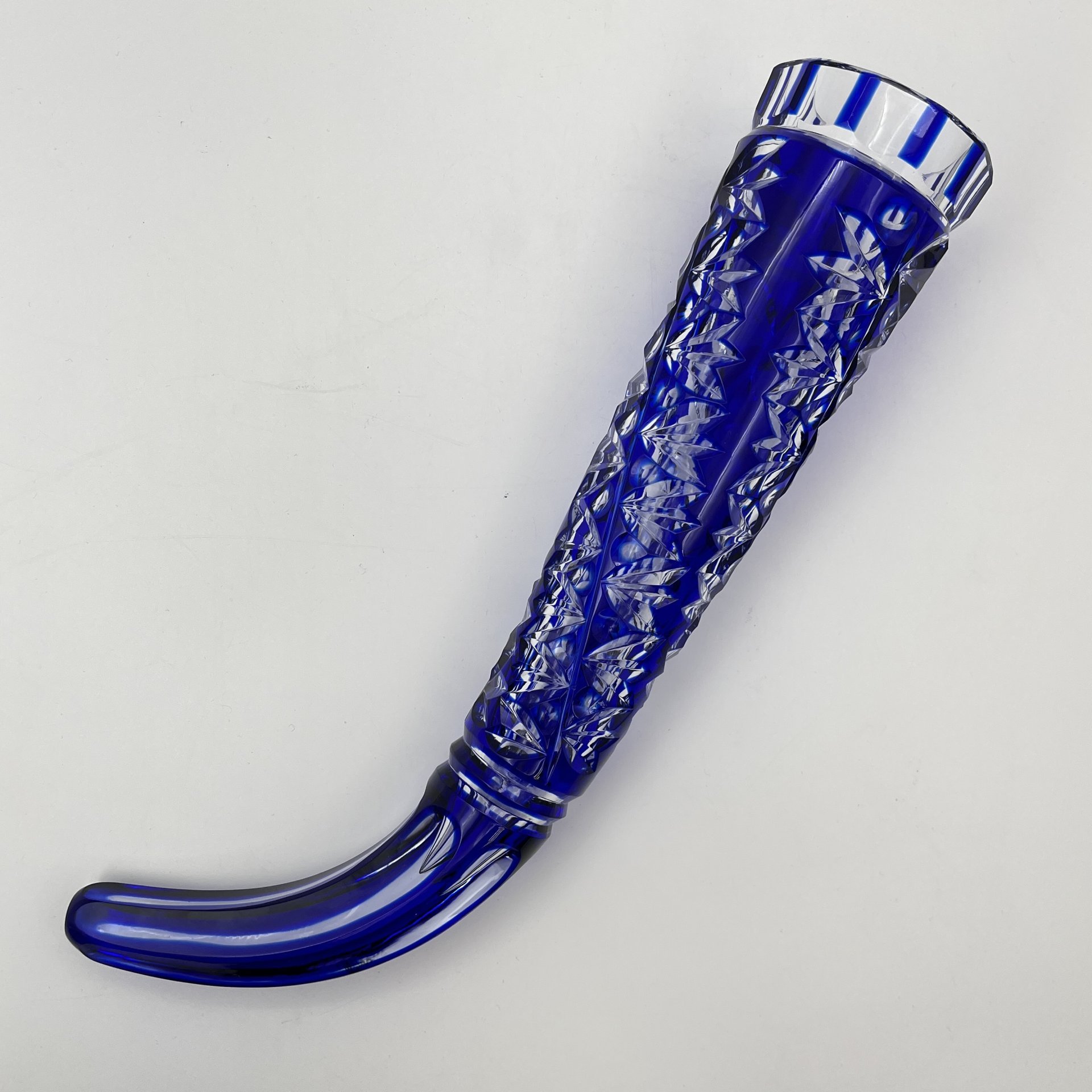 Кубок кобальтового оттенка в виде рога, украшенный резным рельефным декором, хрусталь, алмазная грань, СССР, 1970-1990 гг.