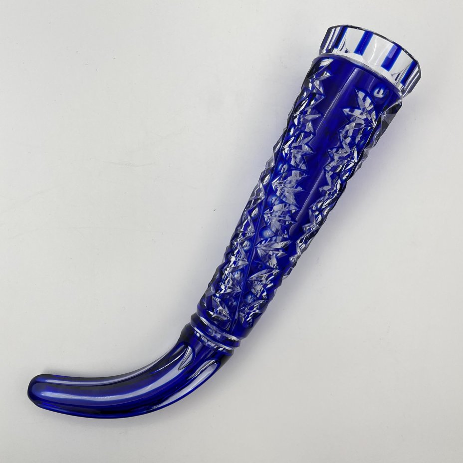 Кубок кобальтового оттенка в виде рога, украшенный резным рельефным декором, хрусталь, алмазная грань, СССР, 1970-1990 гг.