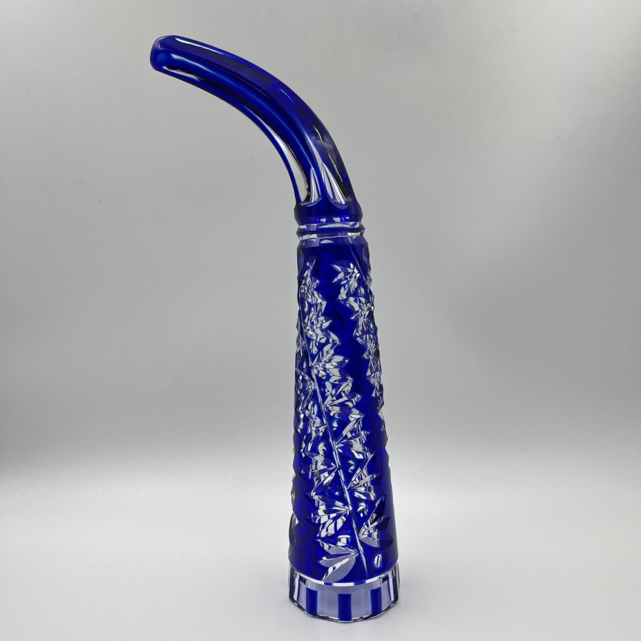 Кубок кобальтового оттенка в виде рога, украшенный резным рельефным декором