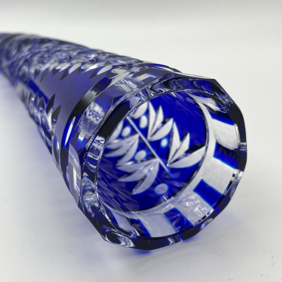 Кубок кобальтового оттенка в виде рога, украшенный резным рельефным декором