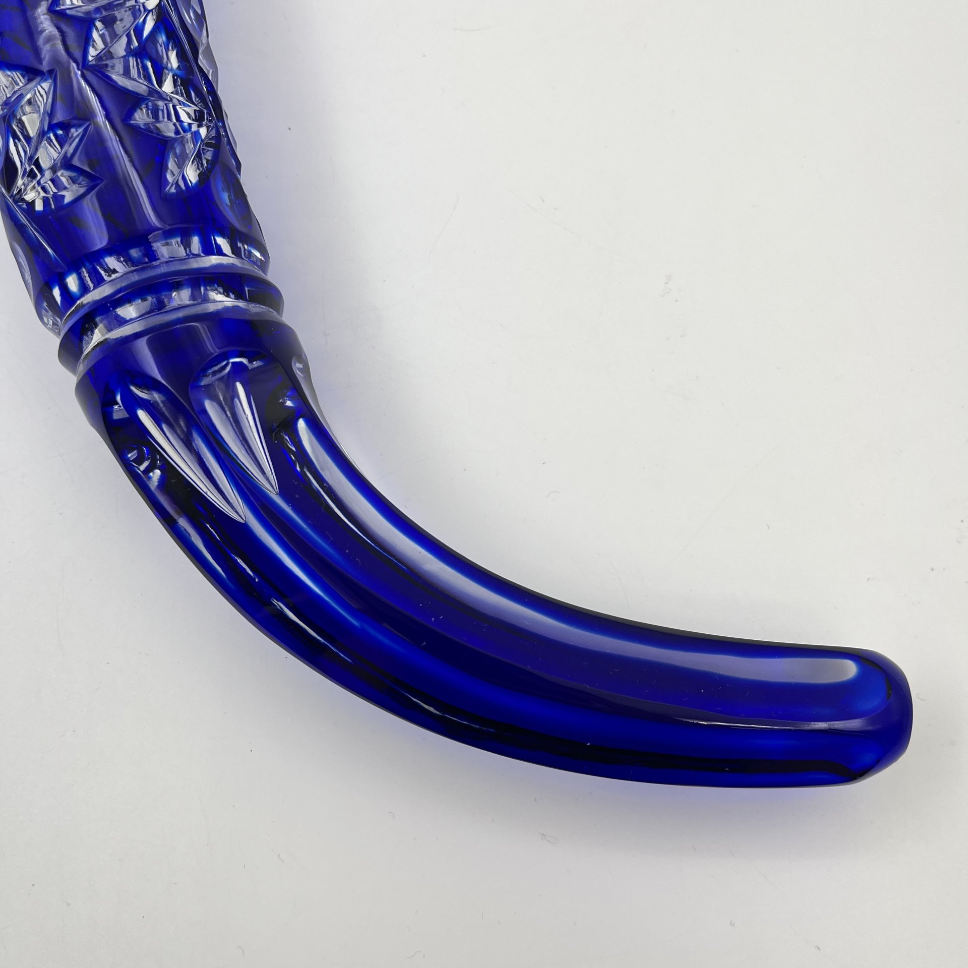 Кубок кобальтового оттенка в виде рога, украшенный резным рельефным декором, хрусталь, алмазная грань, СССР, 1970-1990 гг.