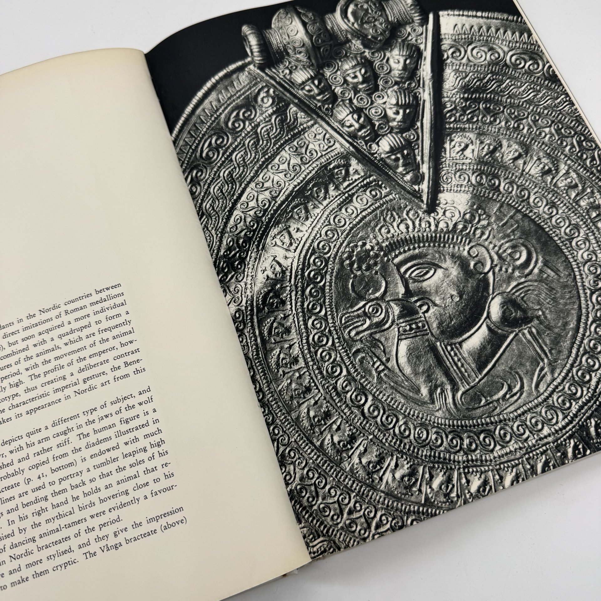 Книга "Treasures of Swedish Art" на английском языке