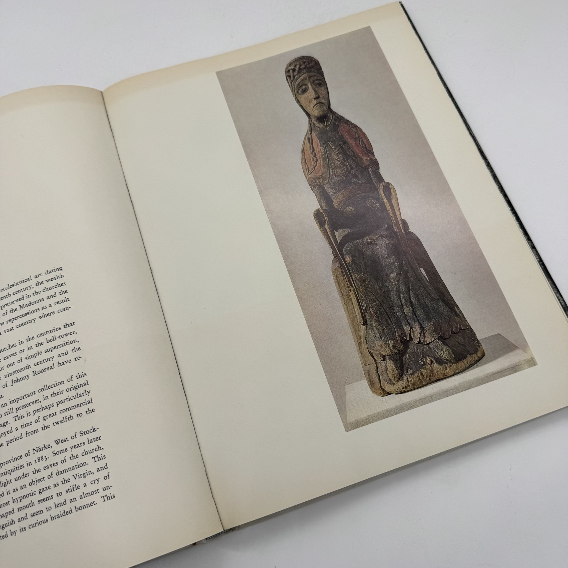Книга "Treasures of Swedish Art" на английском языке
