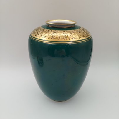 Ваза малахитового цвета, украшенная растительным орнаментом вокруг горлышка