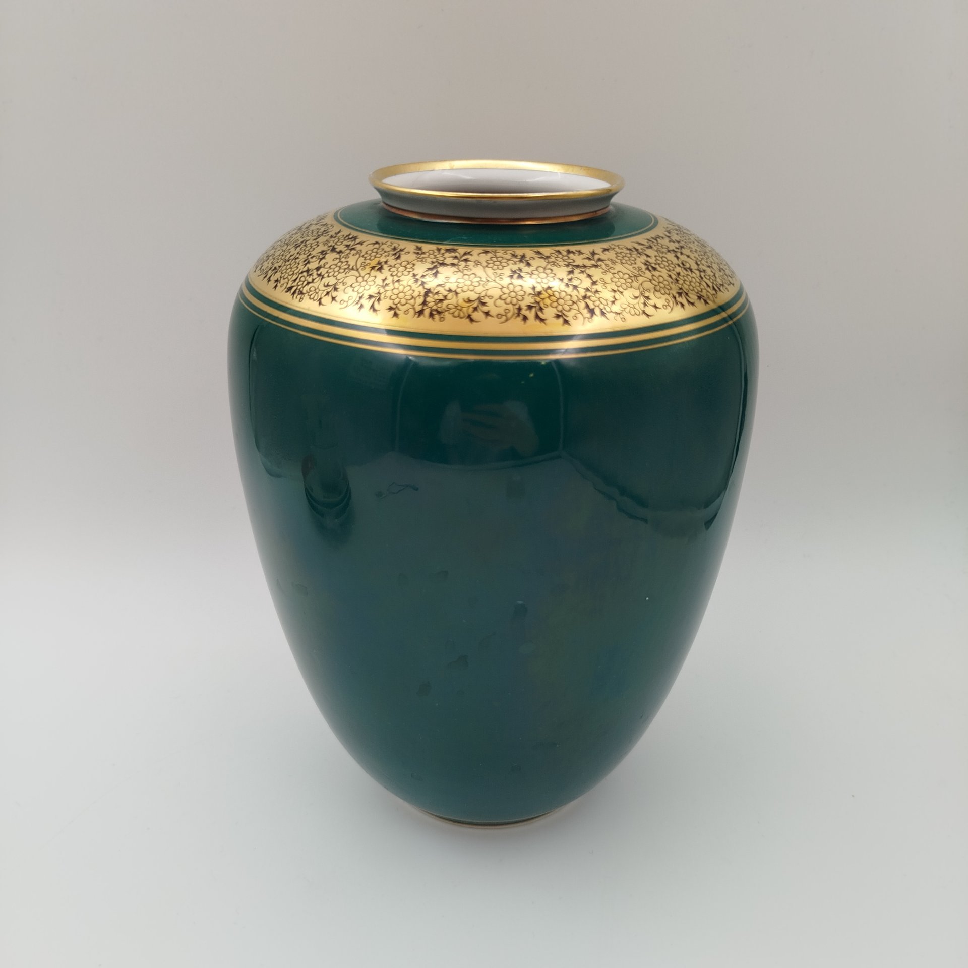 Ваза малахитового цвета, украшенная растительным орнаментом вокруг горлышка