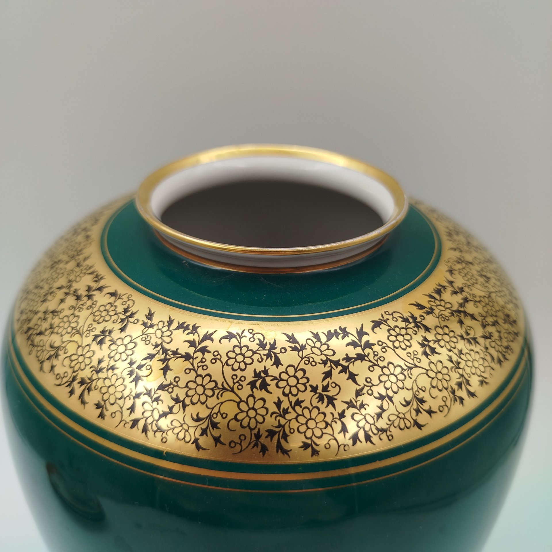 Ваза малахитового цвета, украшенная растительным орнаментом вокруг горлышка