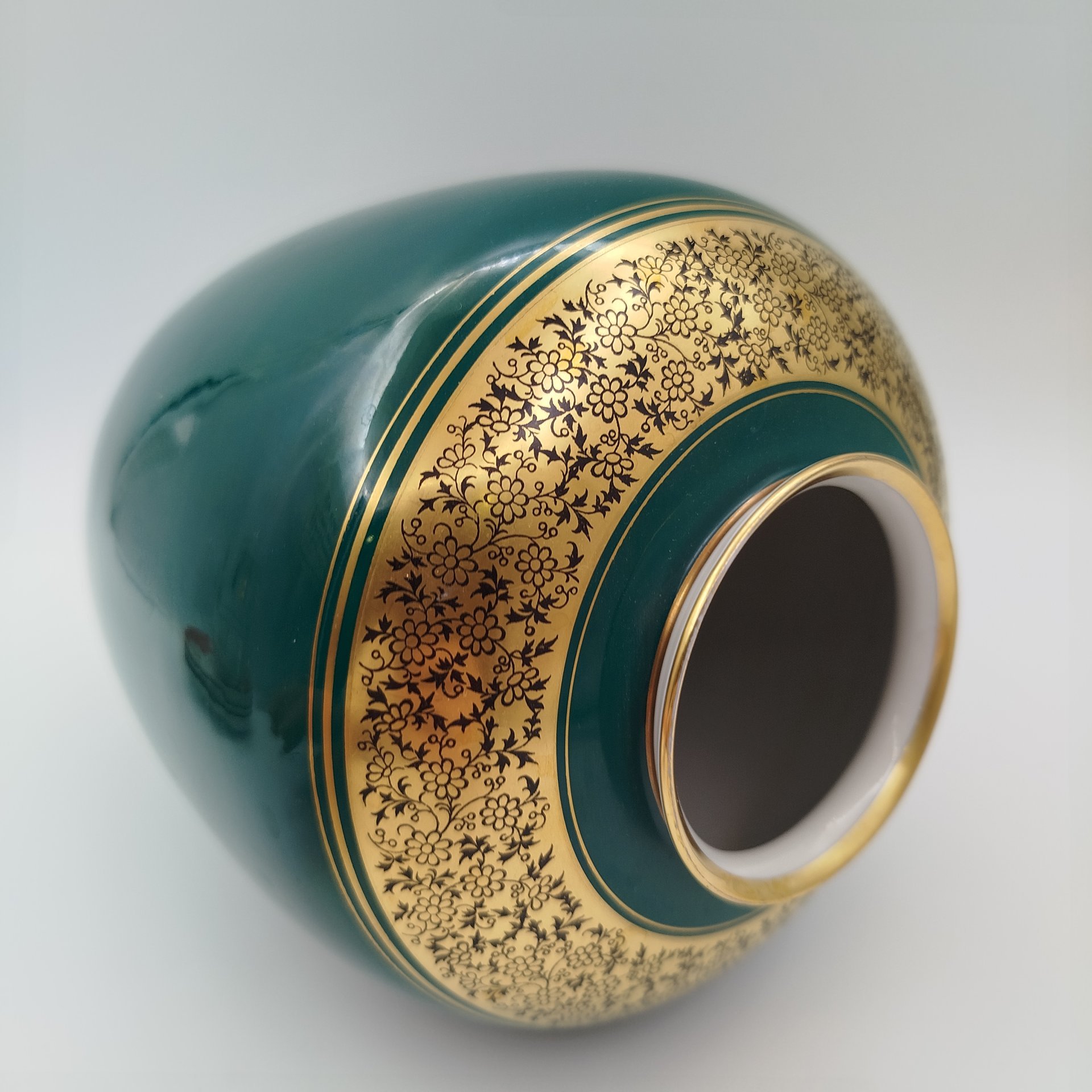 Ваза малахитового цвета, украшенная растительным орнаментом вокруг горлышка