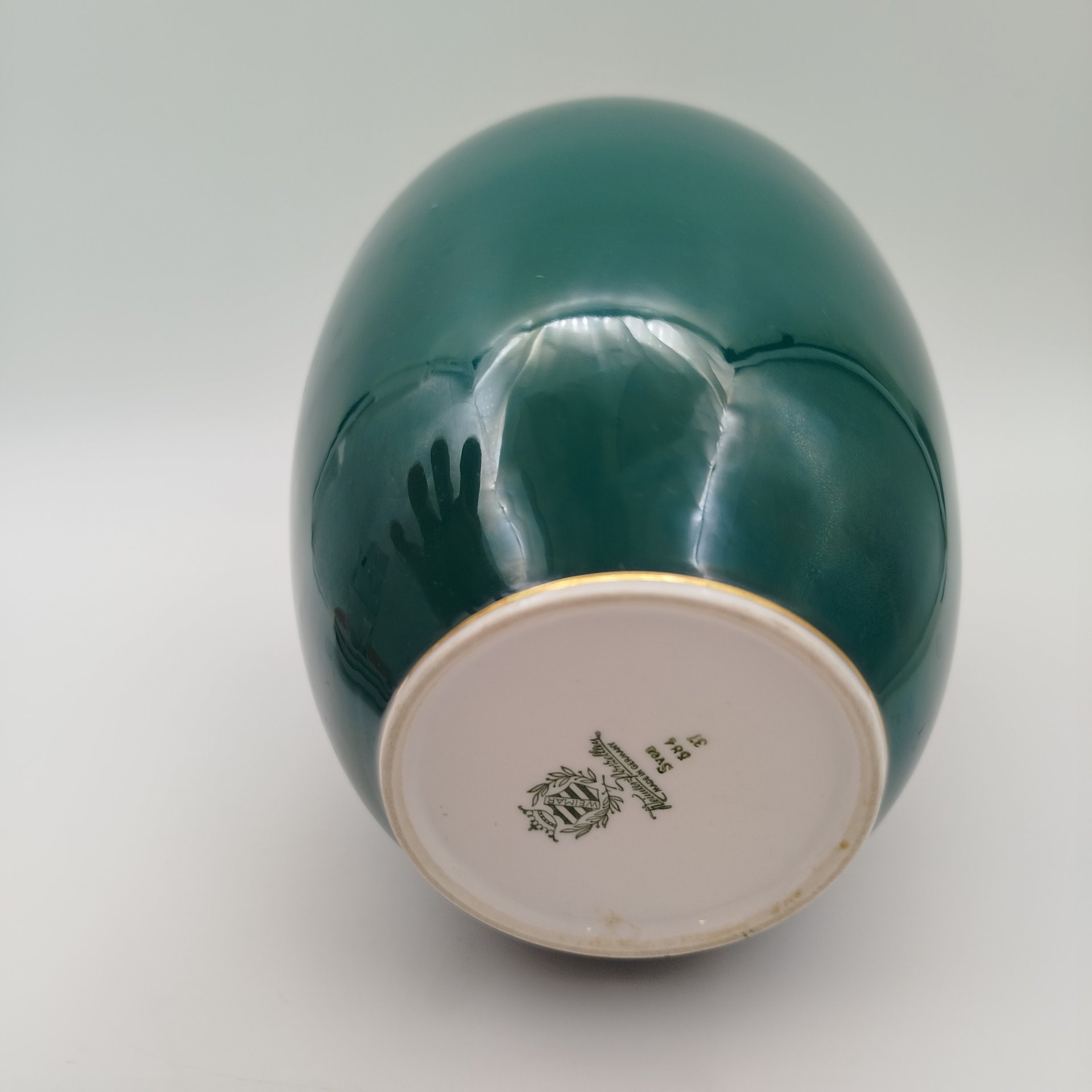 Ваза малахитового цвета, украшенная растительным орнаментом вокруг горлышка