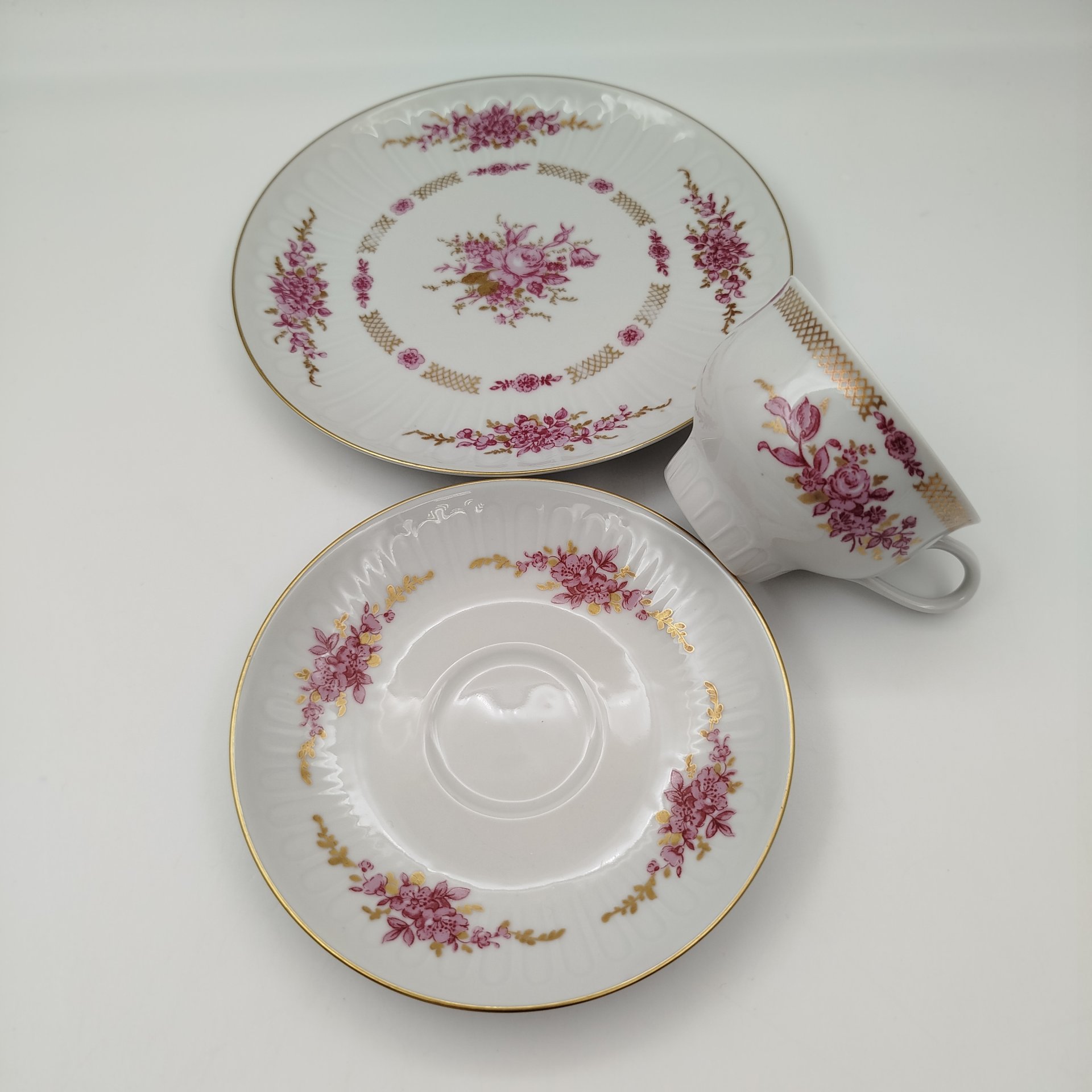 Набор чайно-кофейных трио с цветочным декором на 3 персоны, фарфор, деколь, золочение, Graf Von Henneberg Porzellan, 1777 Jlmenau, ГДР, 1977-1990 гг.