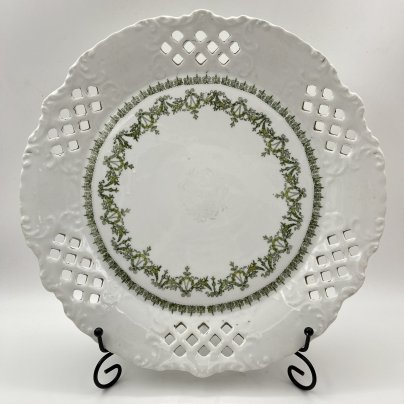 Блюдо круглой формы с прорезным бортом, украшенное орнаментальным декором, фарфор, деколь, Западная Европа, 1900-1930 гг.