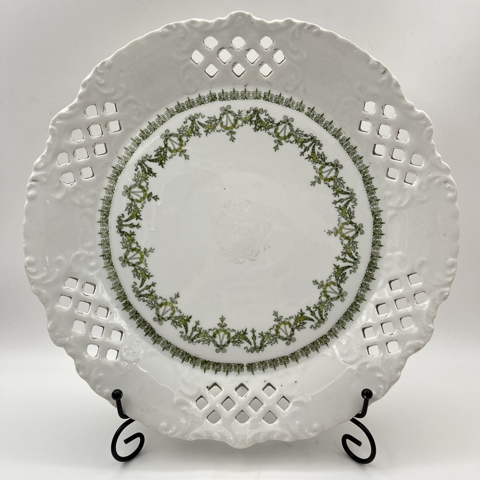 Блюдо круглой формы с прорезным бортом, украшенное орнаментальным декором, фарфор, деколь, Западная Европа, 1900-1930 гг.