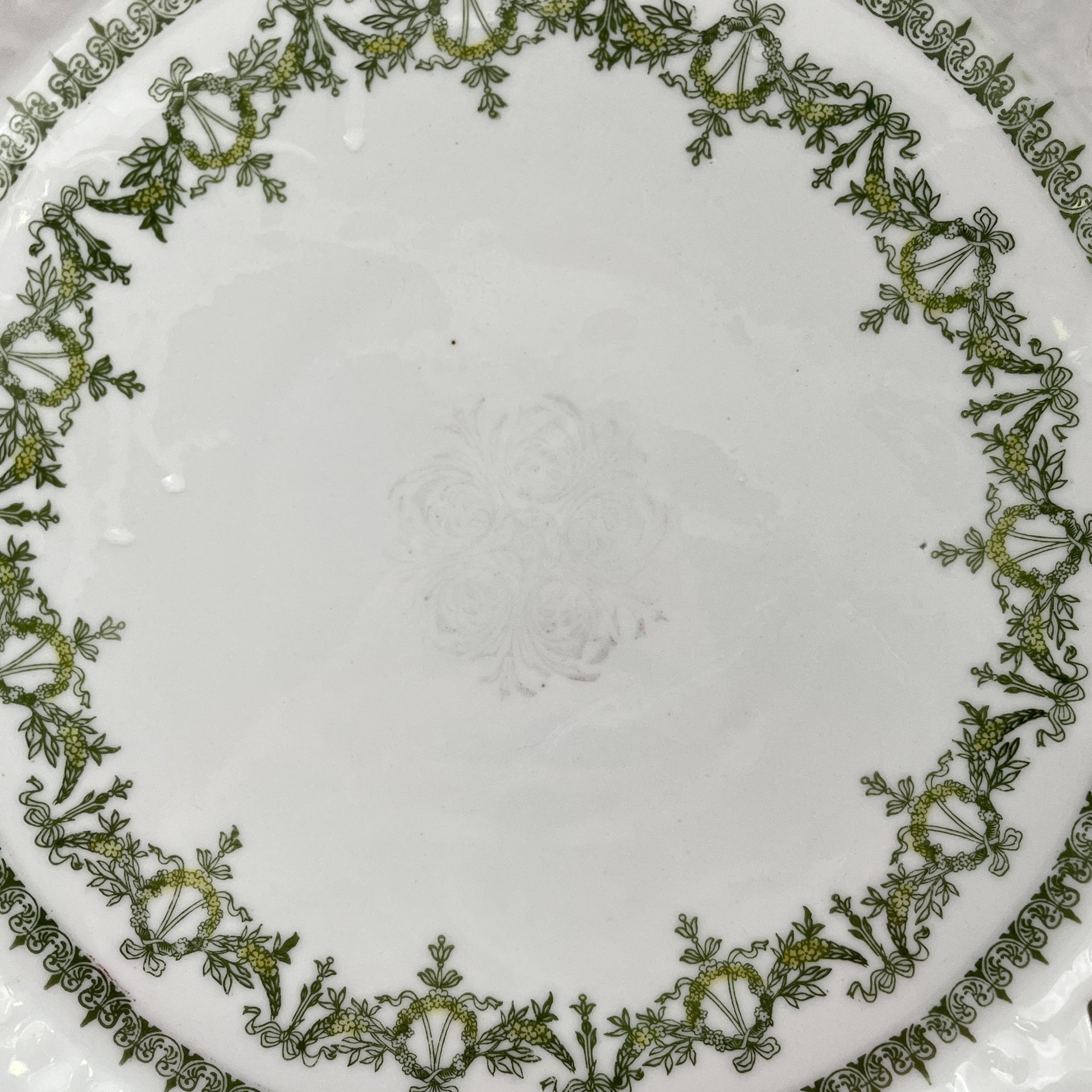 Блюдо круглой формы с прорезным бортом, украшенное орнаментальным декором, фарфор, деколь, Западная Европа, 1900-1930 гг.