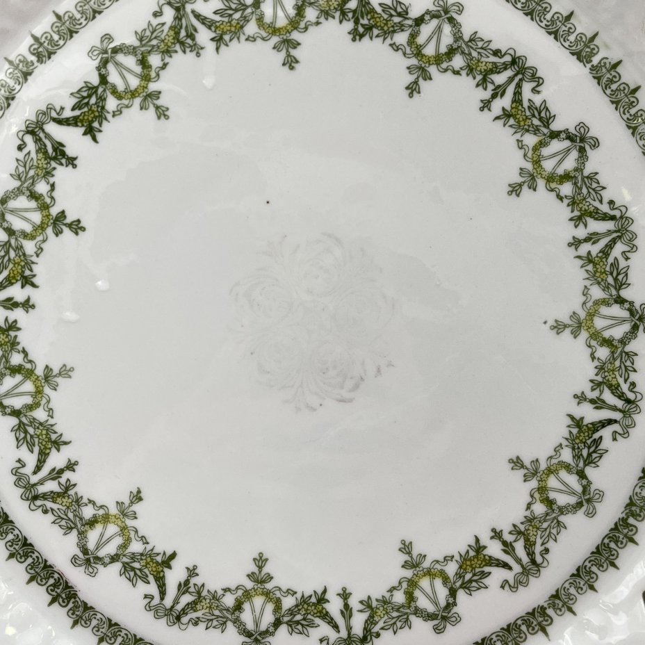 Блюдо круглой формы с прорезным бортом, украшенное орнаментальным декором