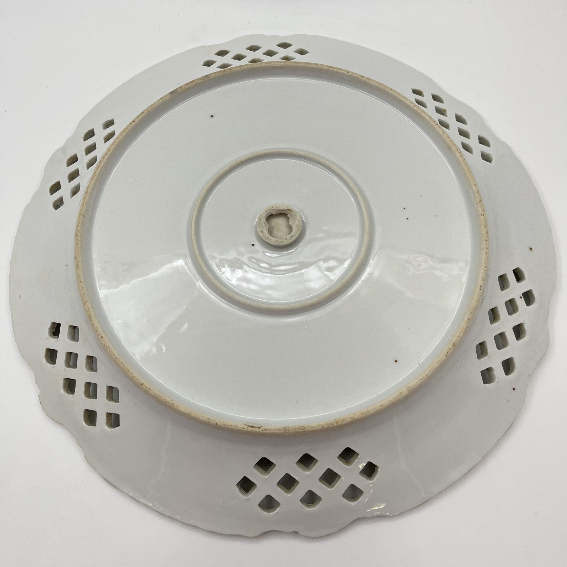 Блюдо круглой формы с прорезным бортом, украшенное орнаментальным декором, фарфор, деколь, Западная Европа, 1900-1930 гг.