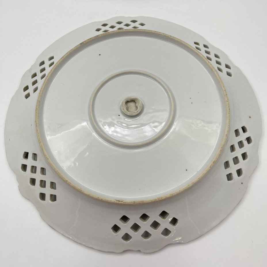 Блюдо круглой формы с прорезным бортом, украшенное орнаментальным декором