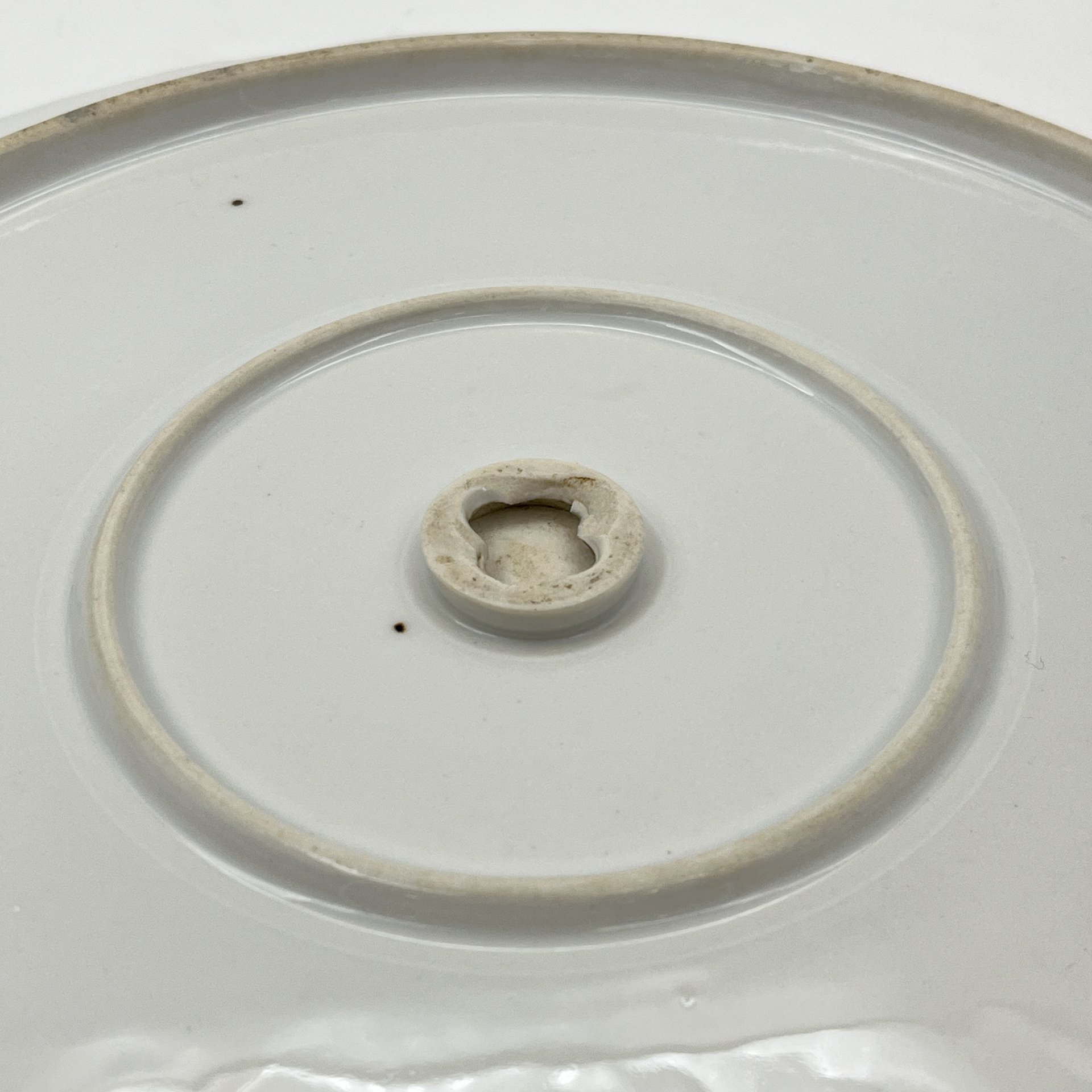 Блюдо круглой формы с прорезным бортом, украшенное орнаментальным декором, фарфор, деколь, Западная Европа, 1900-1930 гг.