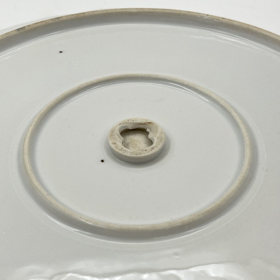 Блюдо круглой формы с прорезным бортом, украшенное орнаментальным декором