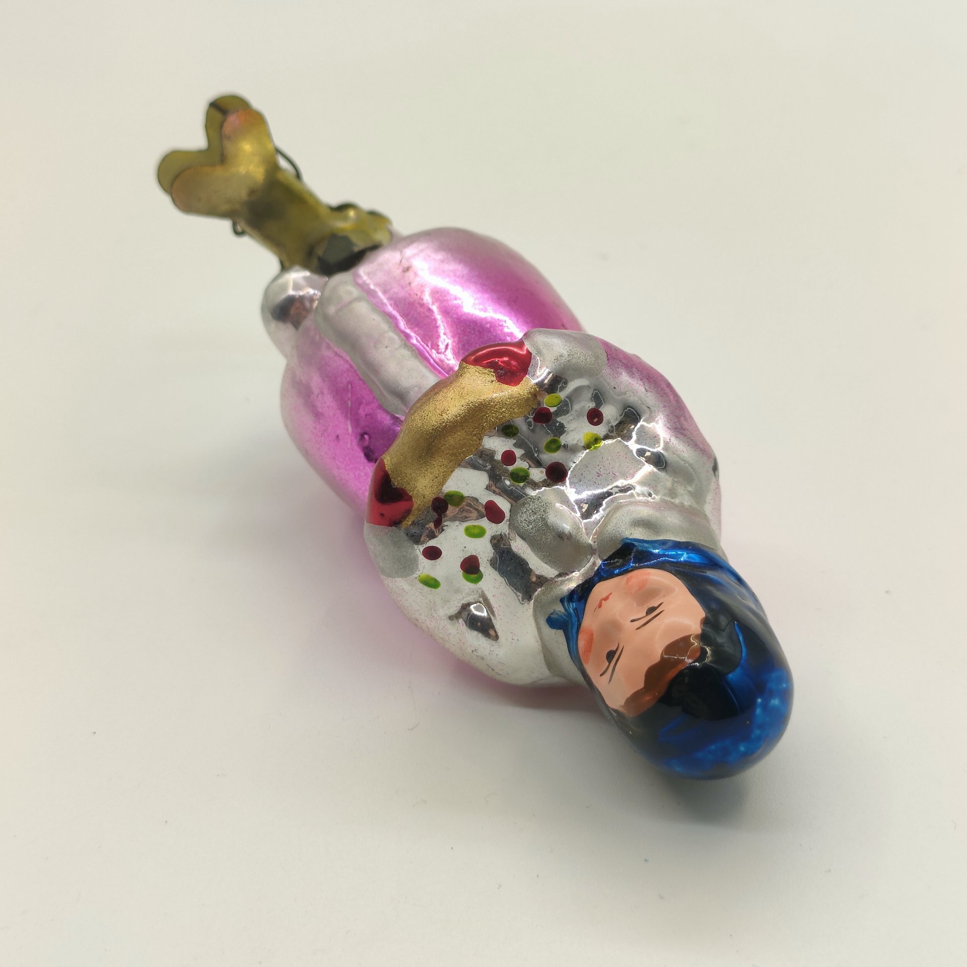 Ёлочная игрушка "Даренка" из сказки П.П. Бажова "Серебряное копытце", стекло, роспись, металл, Завод стеклянных ёлочных украшений и оптических изделий, г. Москва, СССР, 1950-1960 гг.