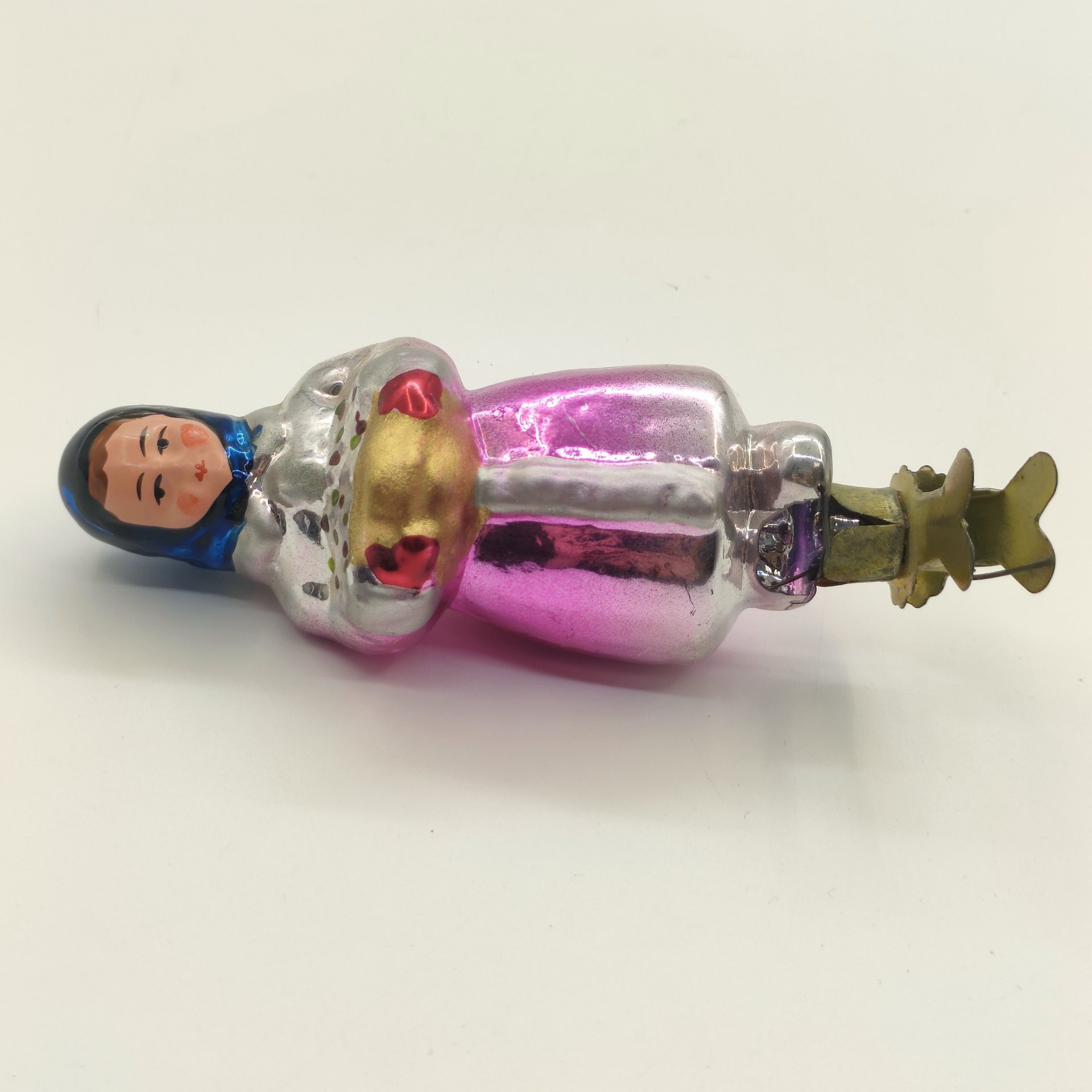 Ёлочная игрушка "Даренка" из сказки П.П. Бажова "Серебряное копытце", стекло, роспись, металл, Завод стеклянных ёлочных украшений и оптических изделий, г. Москва, СССР, 1950-1960 гг., Завод стеклянных ёлочных украшений и оптических изделий
