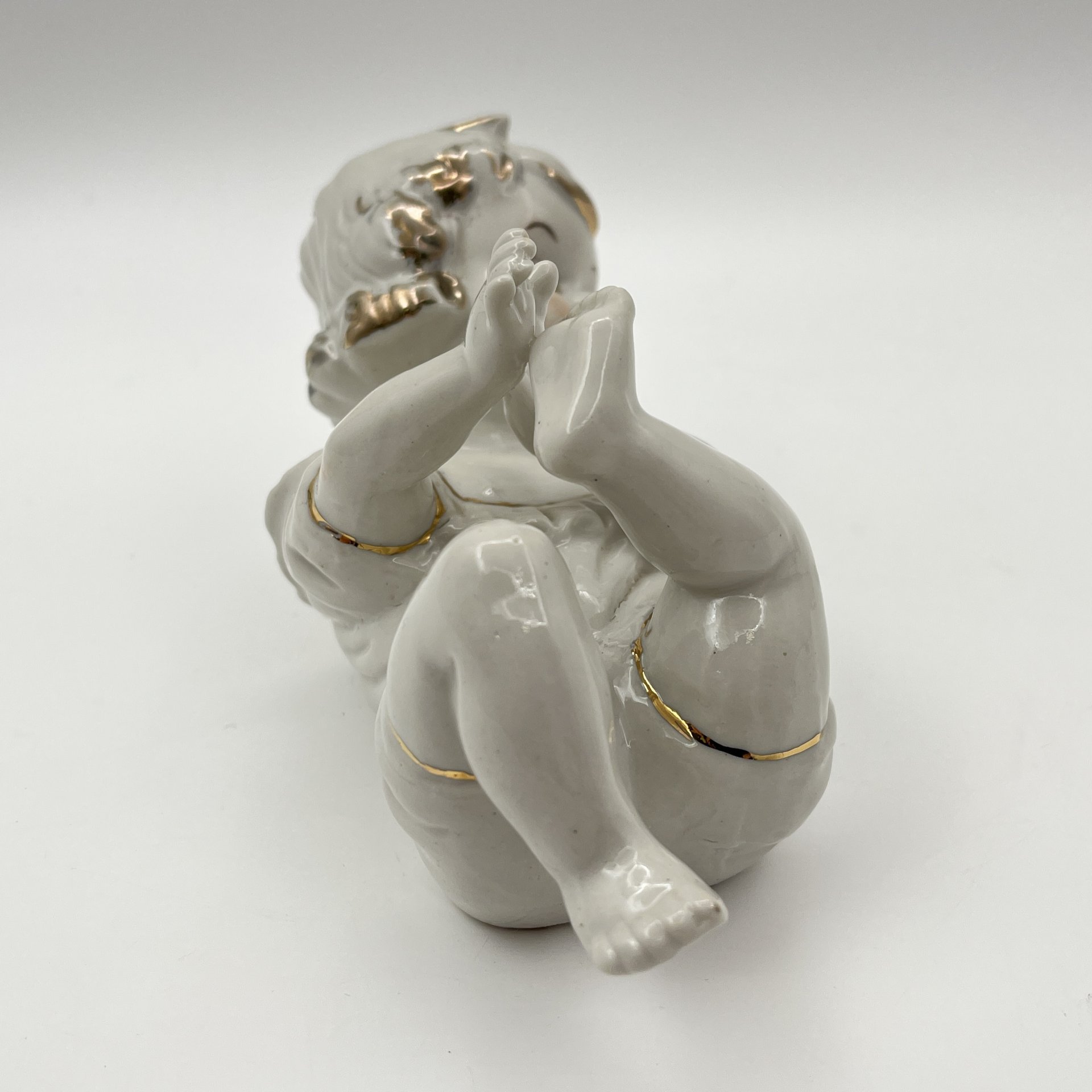 Статуэтка "Младенец", фарфор, роспись, золочение, Западная Европа, 1930-1950 гг.