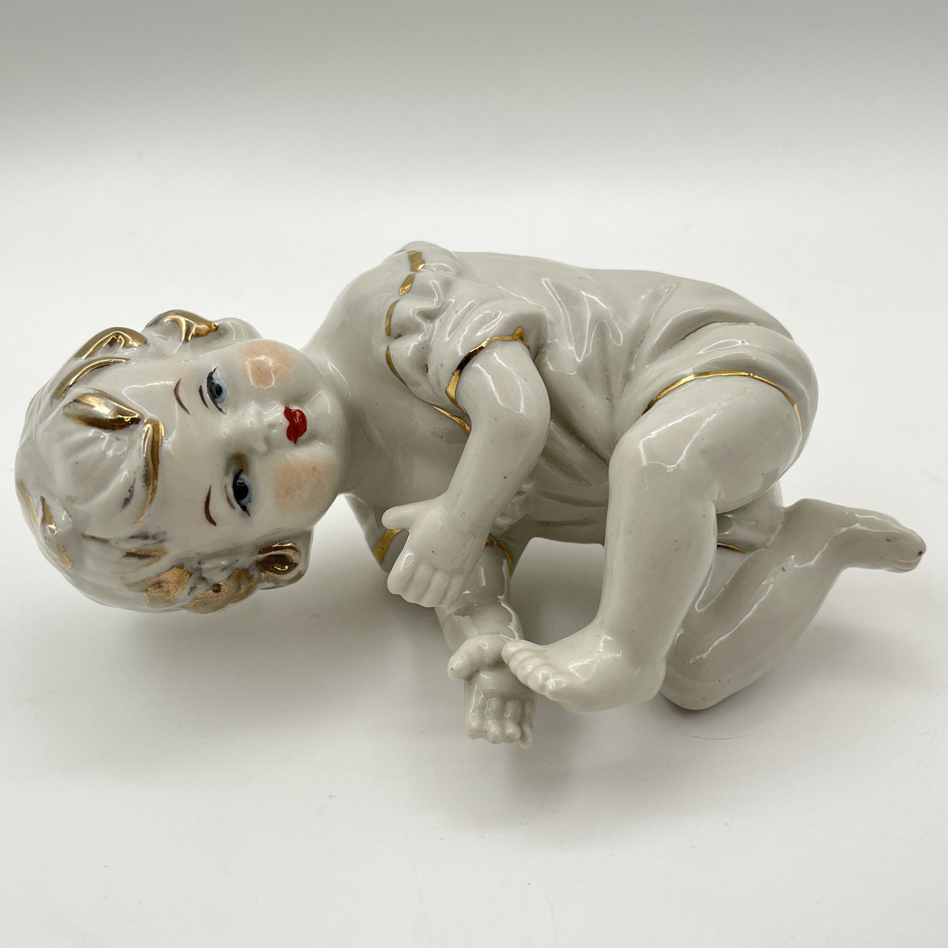 Статуэтка "Младенец", фарфор, роспись, золочение, Западная Европа, 1930-1950 гг.