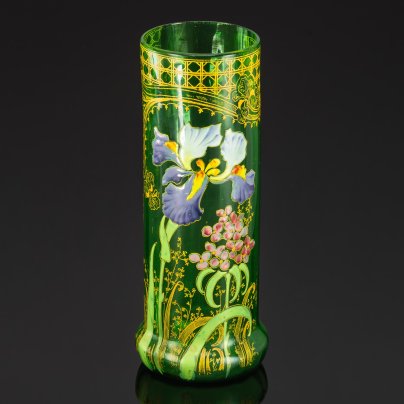 Ваза, декорированная изображением ирисов, фирма Legras et C. (предположительно), стекло, роспись полихромной эмалью, Франция, 1890-1915 гг.