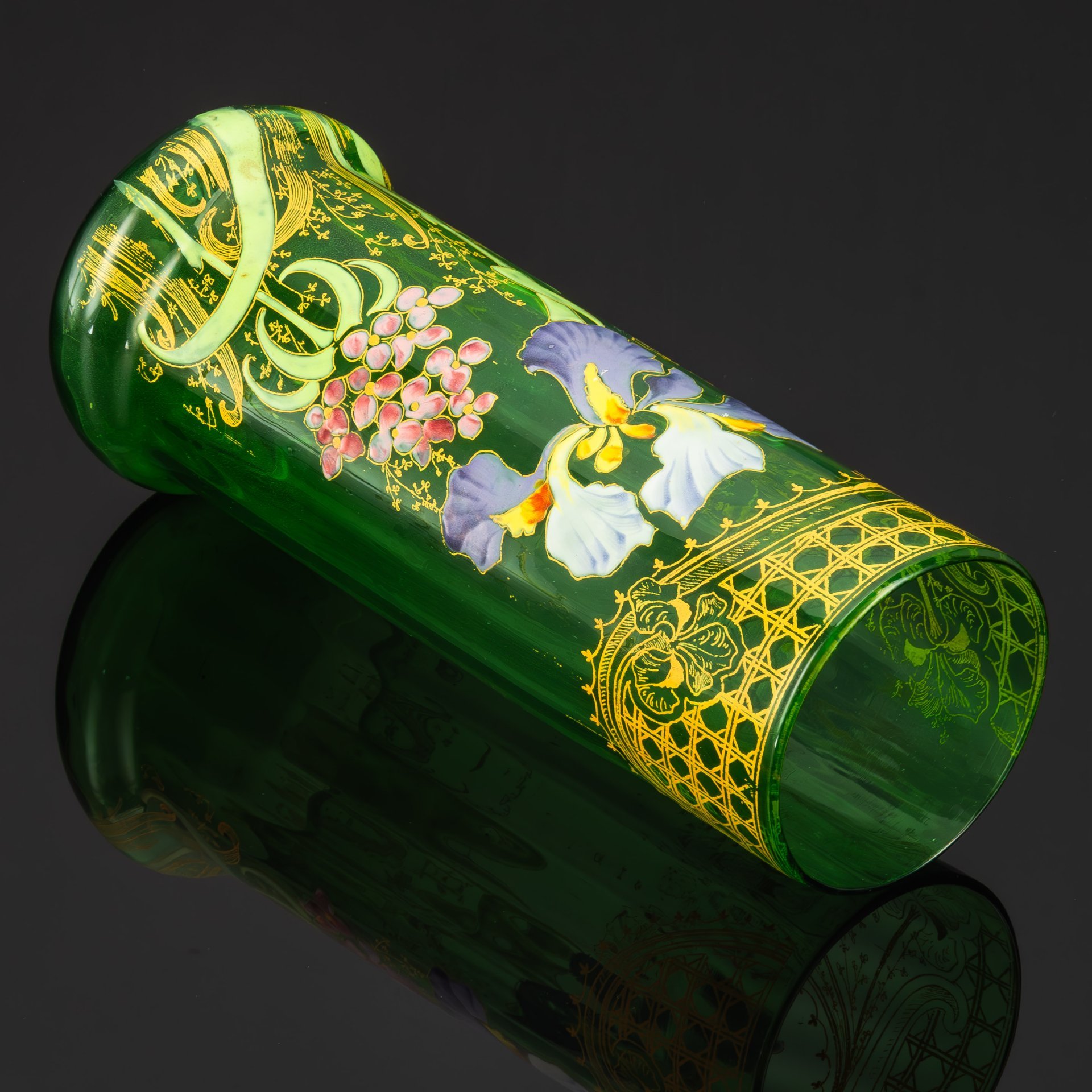 Ваза, декорированная изображением ирисов, фирма Legras et C. (предположительно), стекло, роспись полихромной эмалью, Франция, 1890-1915 гг.