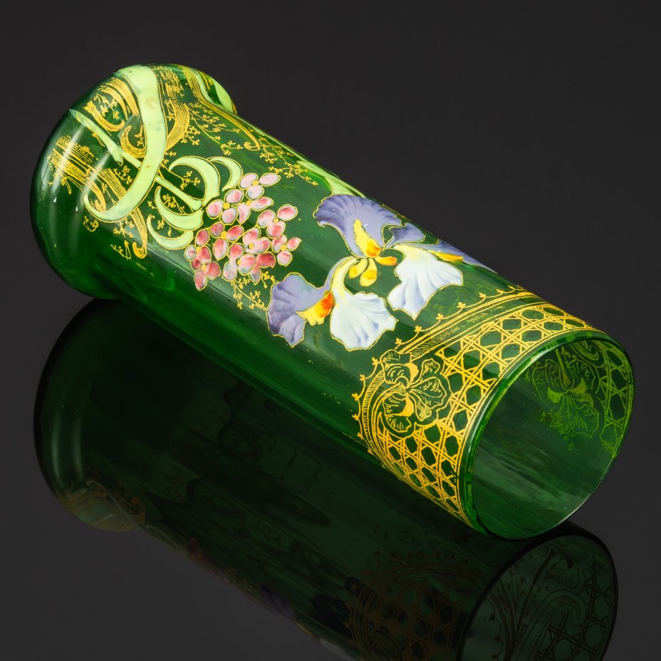 Ваза, декорированная изображением ирисов, фирма Legras et C. (предположительно)