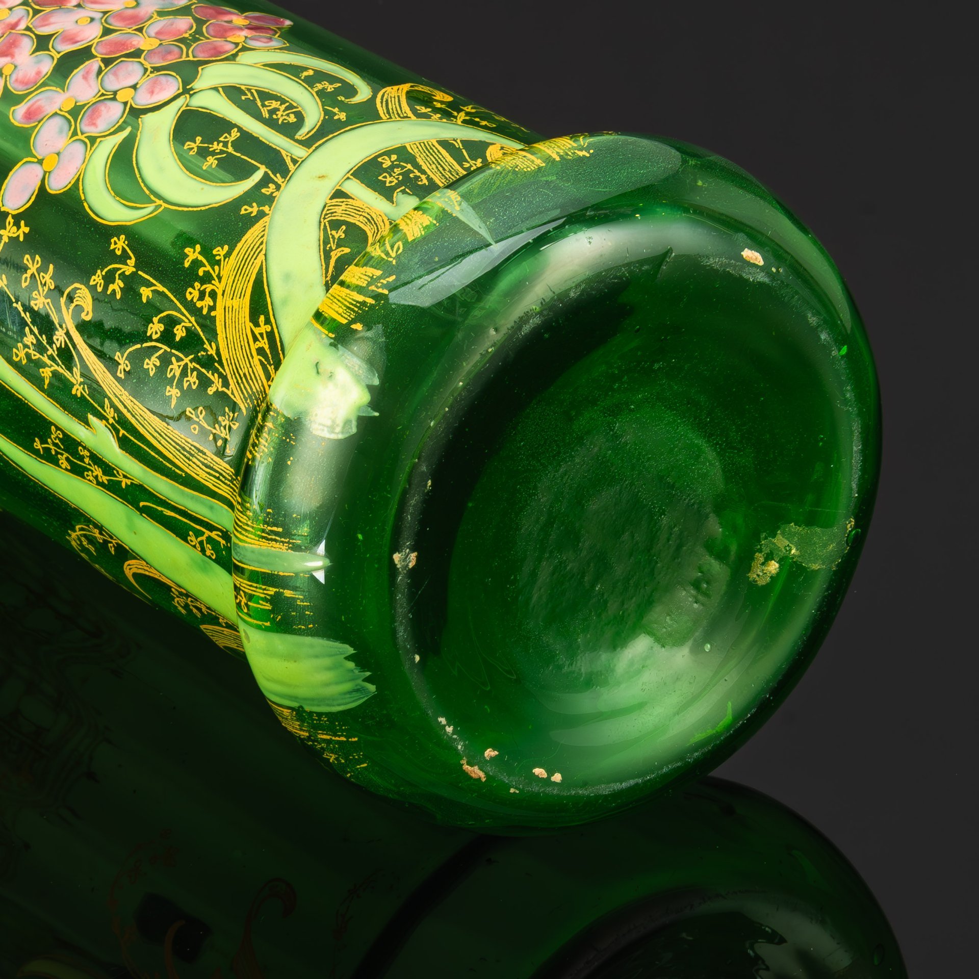 Ваза, декорированная изображением ирисов, фирма Legras et C. (предположительно), стекло, роспись полихромной эмалью, Франция, 1890-1915 гг.